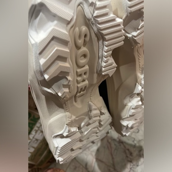 WOMEN'S KINETIC™ BREAKTHRU CONQUEST SNEAKER BOOT - Picture 4 of 7